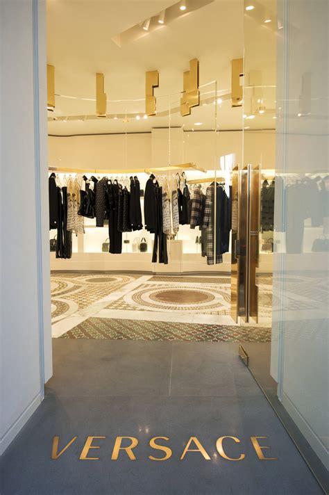 versace roma fiumicino aeroporto store roma|Versace.